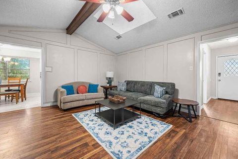 Live Comfortably in South Dallas / DeSoto – Quiet, Modern Home | Fast Access to I-35  | 2–5 min to Groceries & Dining  | Workspace + Backyard  | Utilities Included (id. 15125)