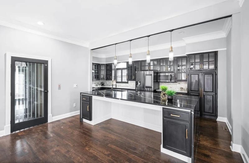 Live in Luxury in Murfreesboro on the river.  In a 3 story spacious house. (id. 44747)