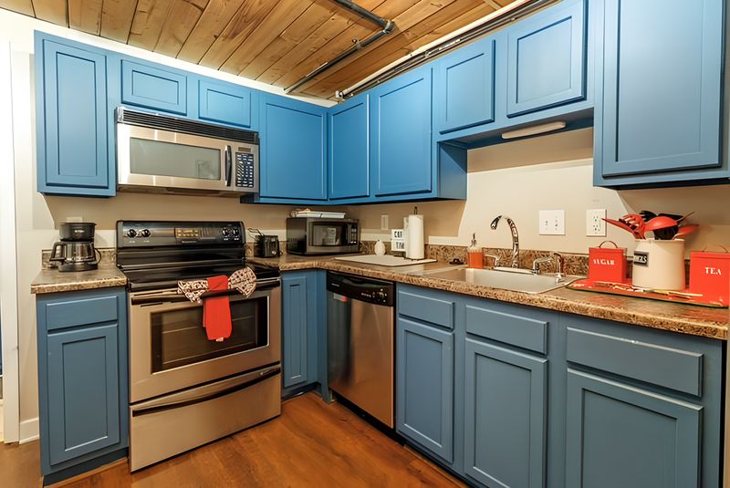roommates in Undisclosed, Charlotte, NC 28208 Thomasboro - Hoskins Historic Condo, a 4 minute walk to transit stop Hoskins Rd @ 314 (id. 19120) - cirtru.com