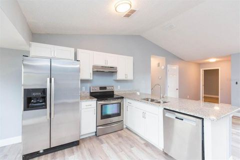 Spacious & Modern home in Lakeland with Dining Area - Ideal Home for Comfort (id. 8134)