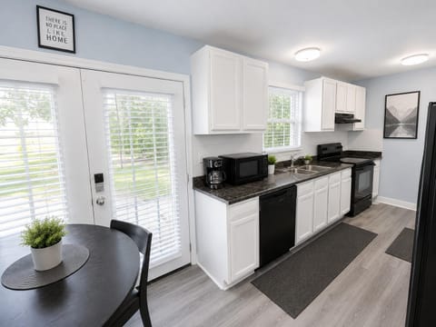 roommates in Undisclosed, Stone Mountain, GA 30088 Spacious Stone Mountain Home  |  Dining Area | Newly Renovated (id. 10379) - cirtru.com
