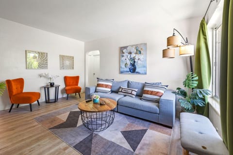Urban Oasis • Modern Comfort in Prime Location close to Airport! (id. 42230)