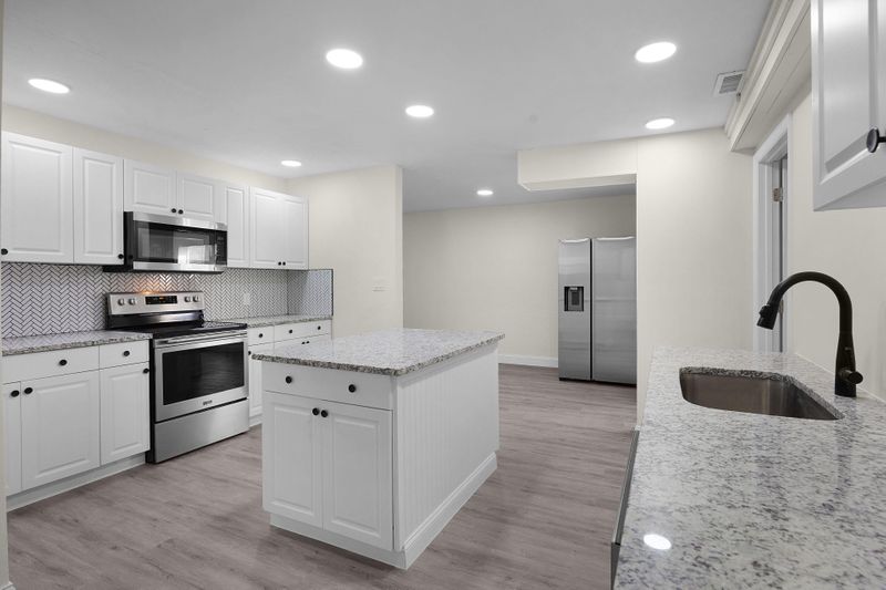roommates in Undisclosed, Fort Myers, FL 33907 Spacious Rooms in Ft. Myers. (id. 17813) - cirtru.com