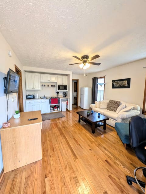 Enjoy all 550 SF apartment in East Cobb to yourself with access to laundry, pool and hot tub! (id. 36302)