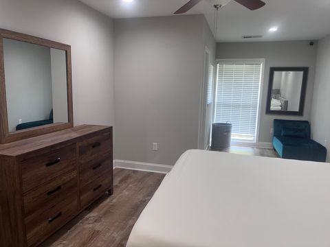 Live in East Point (id. 32854)