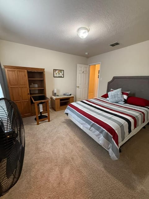 Move In & Save!• 10% Off 6 Weeks • All Utilities Included | fully stocked kitchen and bedding included |  Spacious 5BR | close to Loop 1604 and Highway 151, South Texas Medical Center, Lackland Air Force Base, SeaWorld San Antonio (id. 38947)