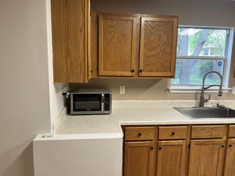 Spacious High-Quality San Antonio Home  | Dedicated Dining Area  • Comfortable Living Spaces • Modern Finishes • Quiet Neighborhood • Close to Highways, Shopping & Dining (id. 6382)