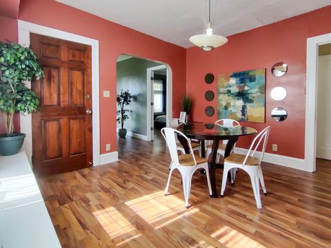 roommates in Undisclosed, Cleveland, OH 44109 Newly-renovated & comfortable Cleveland Duplex / Multiplex with porch (id. 8462) - cirtru.com