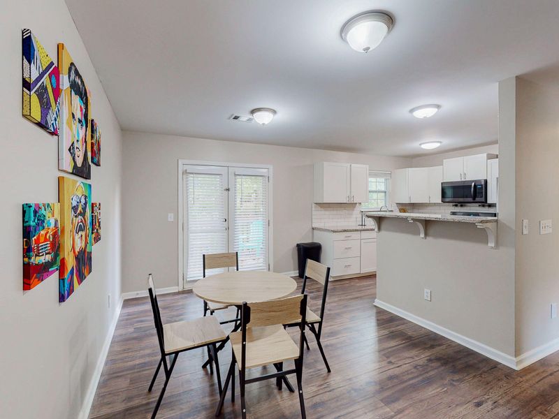 Charming newly renovated home in Decatur,  No Move-In fee Parking , Mini fridge in rooms,  Free Fiber Wi-Fi , Monthly Cleanings , Cozy kitchen with a coffee machine , Washer and dryer, bus stop 4 min away (id. 18431)