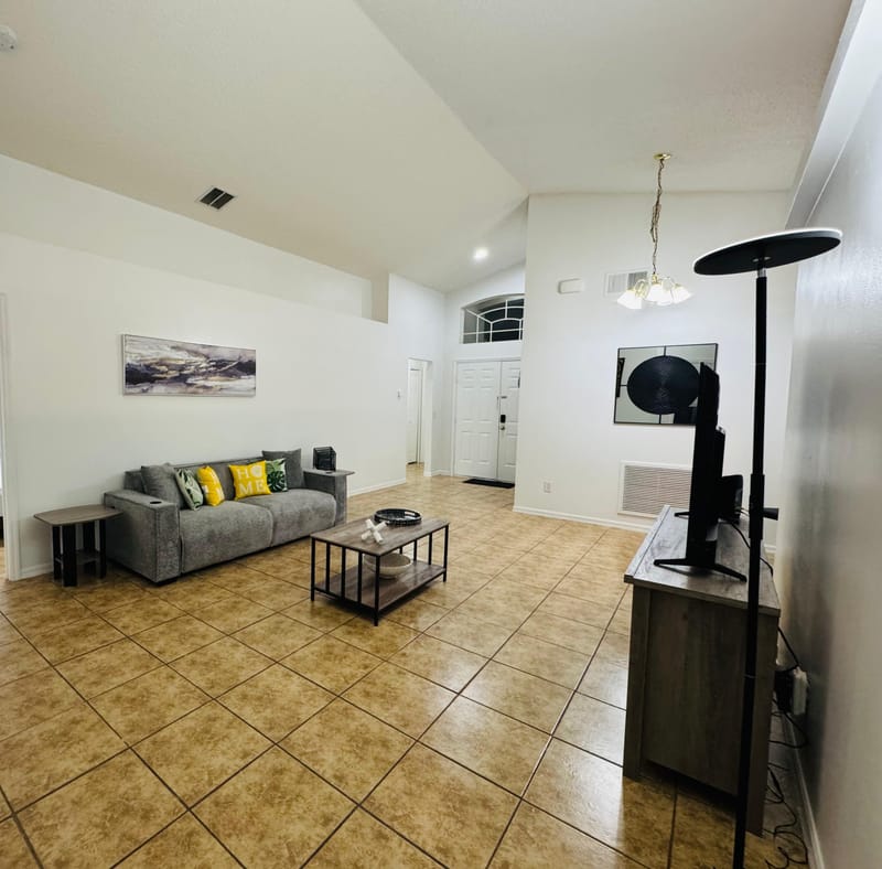 Comfortable Furnished Davenport Home | 4 Rooms with Private Baths | Spacious Shared Areas (id. 43593)