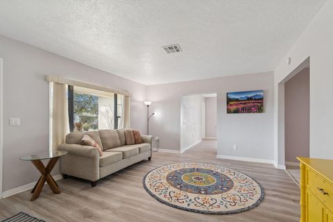Live in Lakewood Estates near 54th St S in St Petersburg (id. 25018)