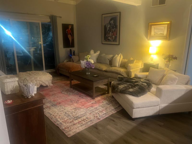 roommates in Undisclosed, Ventura, CA 93003 PET FRIENDLY PERFECT for A Work Traveler looking for a safe, quiet, beautiful home to relax and enjoy. Huge master bedroom suite in Ventura townhome near the beach and walking distance to grocery & mall shopping (id. 27681) - cirtru.com