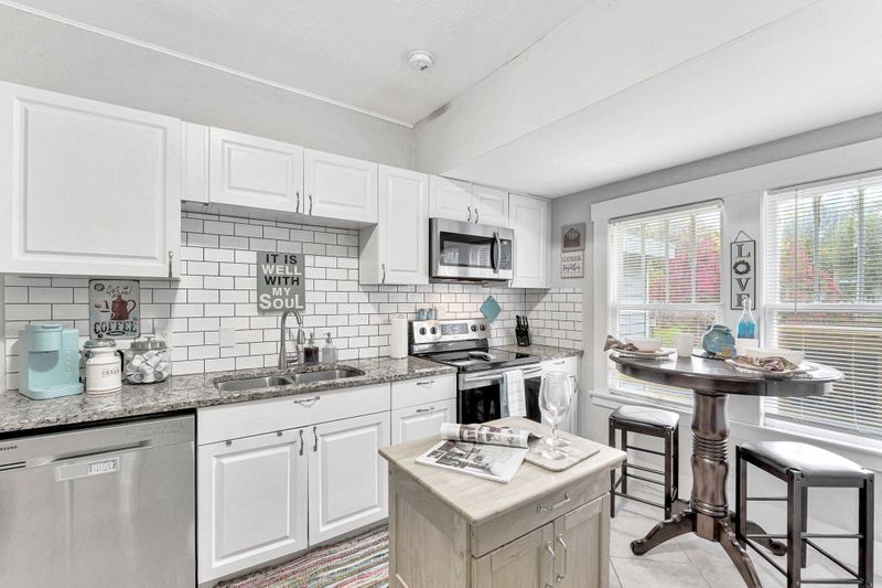 roommates in Undisclosed, Bradenton, FL 34205 Close to downtown Bradenton Home, Walkable to bus stops (id. 3675) - cirtru.com