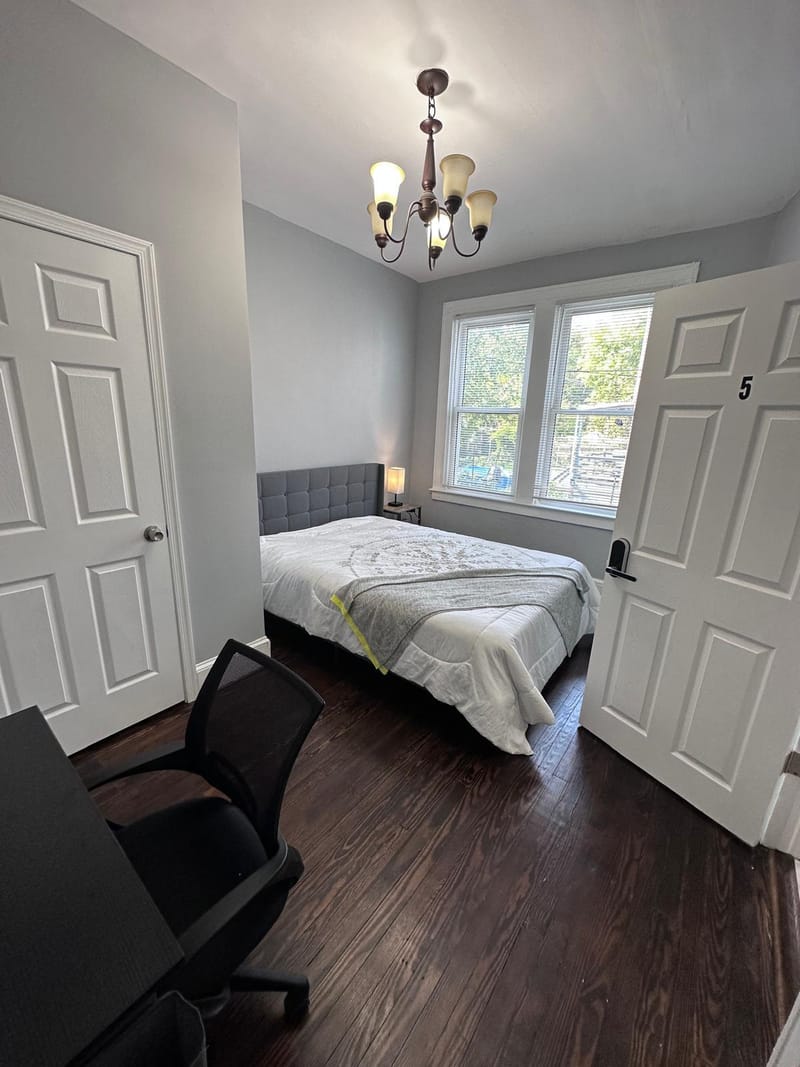 Large Rooms  Pen Lucy Neighborhood  Newly Renovated Home with Classic White Kitchen  Hardwood Floors  Near Public Transit (id. 6439)