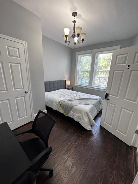 roommates in Undisclosed, Baltimore, MD 21218 Large Rooms  Pen Lucy Neighborhood  Newly Renovated Home with Classic White Kitchen  Hardwood Floors  Near Public Transit (id. 6439) - cirtru.com