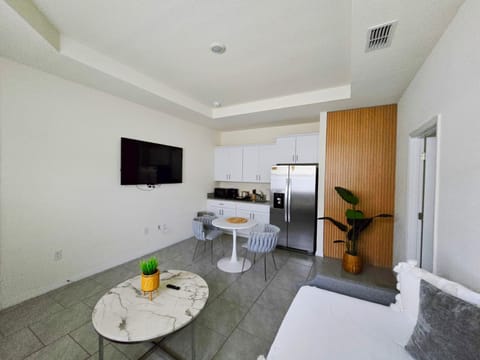 Beautiful New Suite w/ Kitchenette Near Turnpike & Downtown (id. 42624)