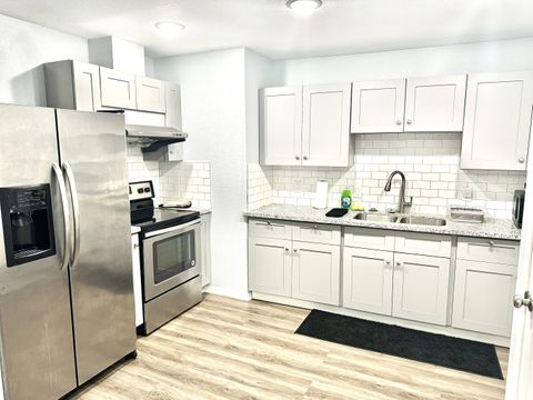 roommates in Undisclosed, Houston, TX 77033 Renovated Spacious Home with SMART TVs, Located Near Public Transit.  All Utilities Included. New Bedroom Furniture. SOLAR-Powered Home Providing Continuous Power During Outages. AVAILABLE TODAY! (id. 10181) - cirtru.com