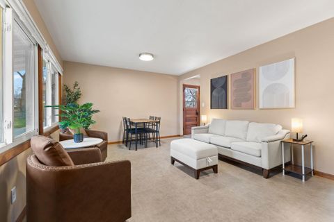 Completely Renovated Space in White Bear Lake! (id. 32081)