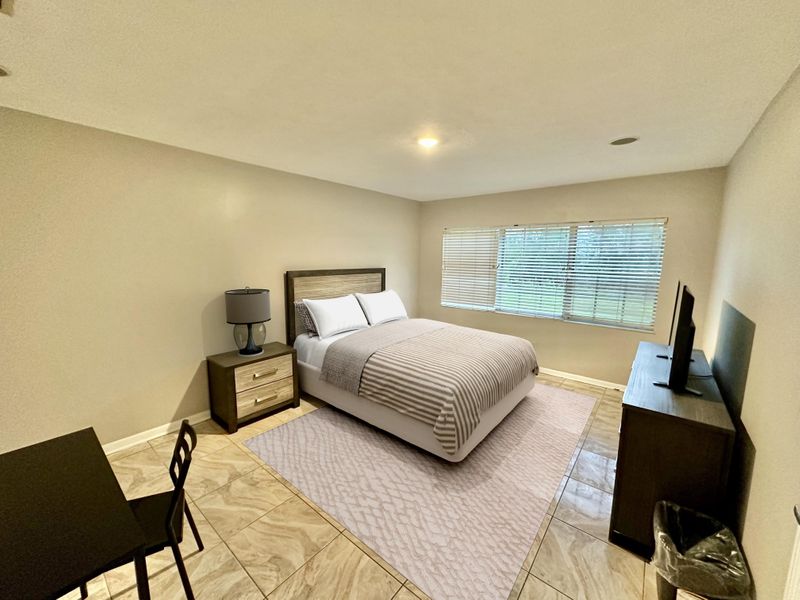 NEWLY RENOVATED beautiful Hillsborough River Tampa House with Dining area. High-quality & cozy with Office area. (id. 7563)