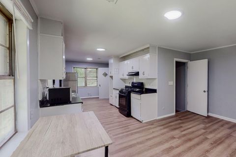 Comfortable & spacious Atlanta House with Backyard (id. 8113)