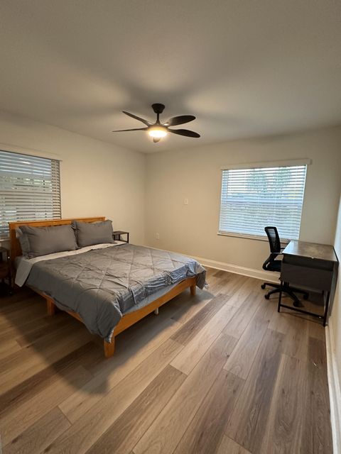 Enjoy comfort, privacy, and space in this beautifully remodeled 5-bedroom, 3-bathroom home in Orlando! (id. 9848)