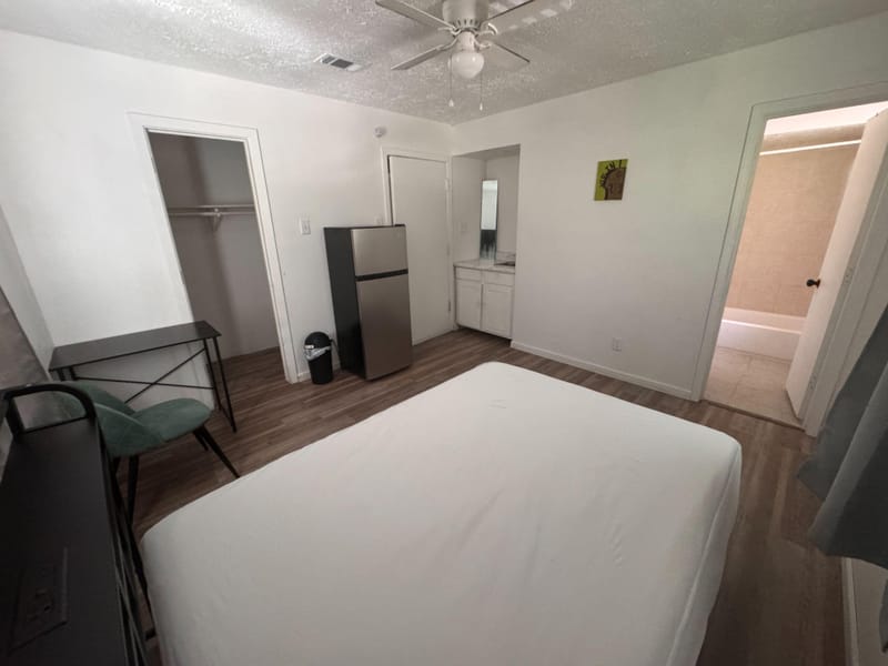 Private bath  and kitchenette/fridge on 2nd fl. WIFI. Two ppl ok! IAH 15 min. (id. 28911)