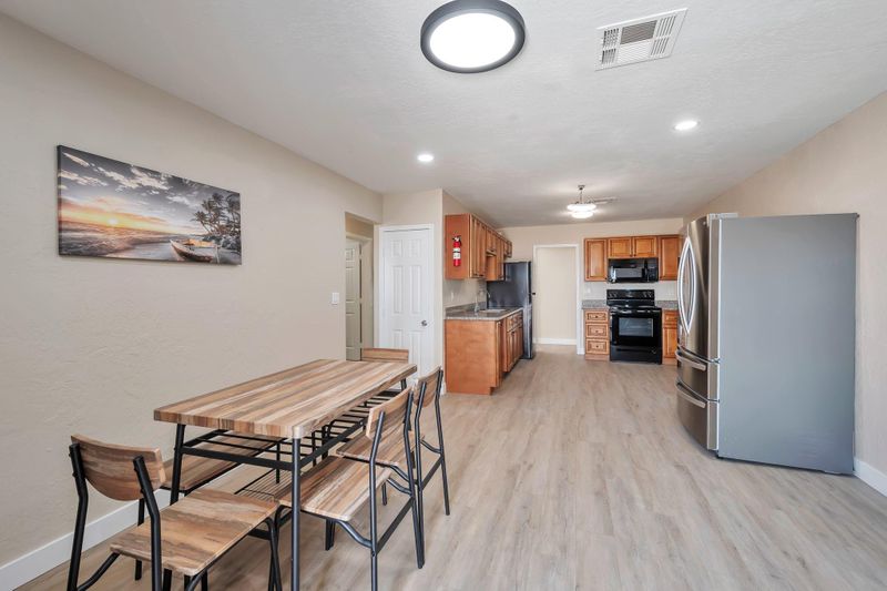 Newly-Remodeled Comfortable Phoenix House  |  Weekly HOUSEKEEPING |  Workstations in Every Bedroom |  High-Speed Internet |  Convenient Access to Everything You Need (id. 6309)