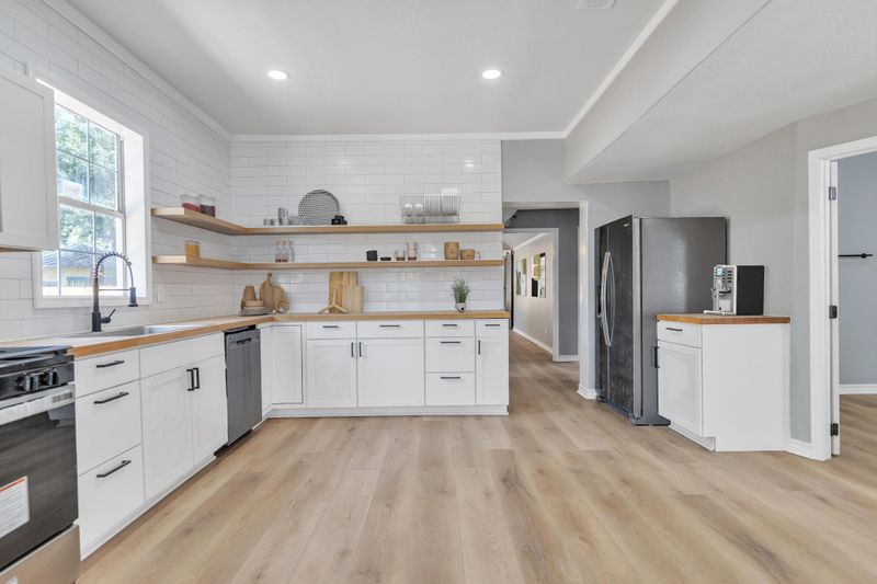 roommates in Undisclosed, San Antonio, TX 78207 Modern Oversized Rooms Near Downtown - Private Parking!! (id. 8841) - cirtru.com