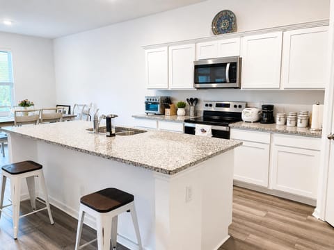 Zephyrhills/Wesley Chapel Home With Large Room, Free Washer/Dryer/Premium bedroom furnishings (id. 38982)