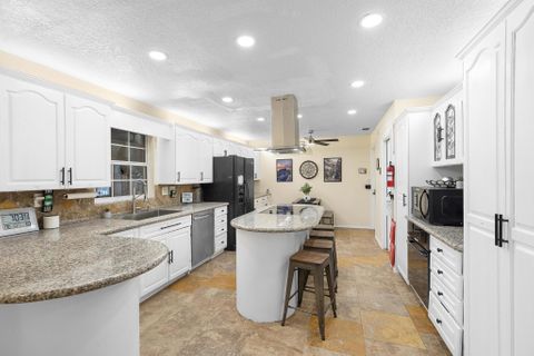 Modern Co-living in East Orlando.  Private  Rooms with Mini-Fridge included,  shared Lounge, Patio Hangout & weekly cleaning.  Just Minutes from UCF, Waterford Lakes Shopping, 408 and more! (id. 12138)