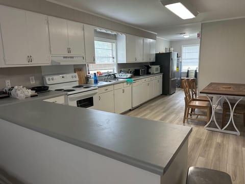 roommates in Undisclosed, Bloomingdale, GA 31302 Spacious Bloomingdale Home 6+ Acres Yard for Truck/Trailer with Professional Cleaning, High-Speed Wi-Fi & storage (id. 44680) - cirtru.com