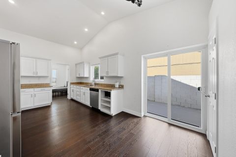 SUPERHOST Remodeled Phoenix Home Spacious With 9 Bathrooms, FREE Washer Dryer, Mini- Fridges in Each Room, Dining Nook, 2x a Month Cleaning And Near Highways and Grocery Stores, REMOTE WORK Friendly (id. 34514)