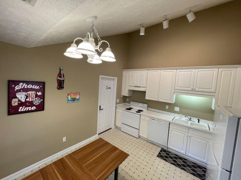 Comfortable Montgomery House w/ New Appliances, Cozy Furnished Rooms, Backyard & some Gifts for You (id. 7386)