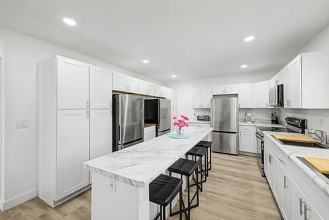 Private Bed & Bath | TV in Every Room | 3 Fridges | Fully Furnished | Dining Area | Fast WiFi (id. 40189)