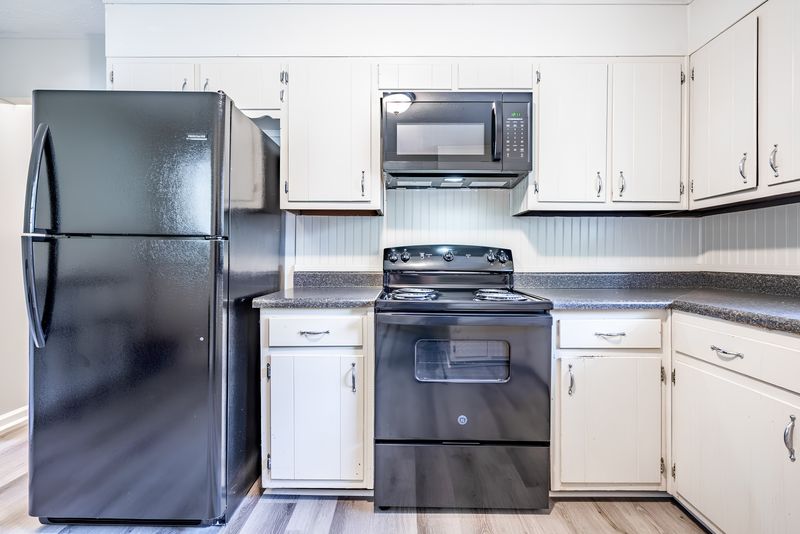 GREAT HOUSE  FREE AMENITIES ℹ PROFESSIONAL SUPER HOST Move-in Fee Waived‼Private Parking Free High-Speed Internet  Cleaning Services Included Smart Lock Rooms 2-minute drive to transitAll Utilities Included (id. 5027)