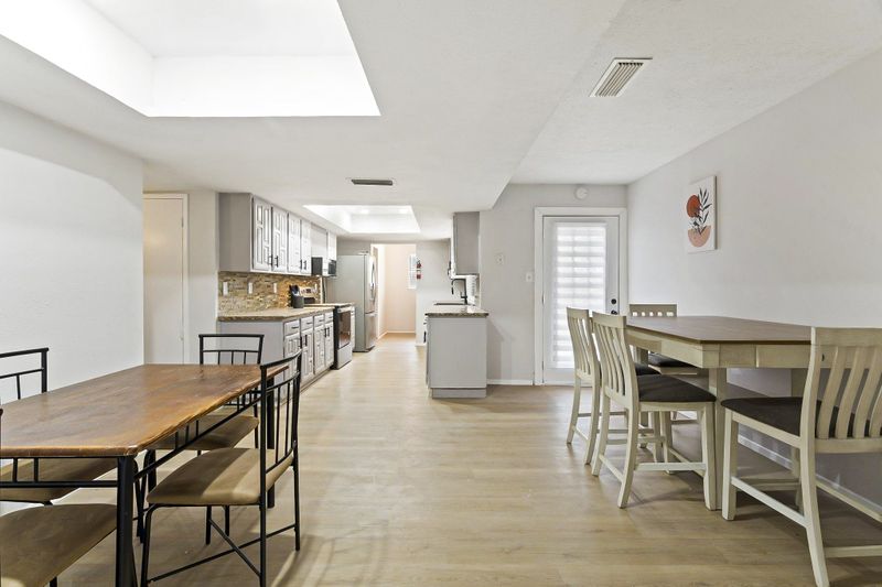 roommates in Undisclosed, Fort Worth, TX 76133 Newly renovated Comfortable Dallas Property! In a quiet low traffic street, 1 block from public transportation. Fully stocked kitchen and high speed Wifi! (id. 4933) - cirtru.com