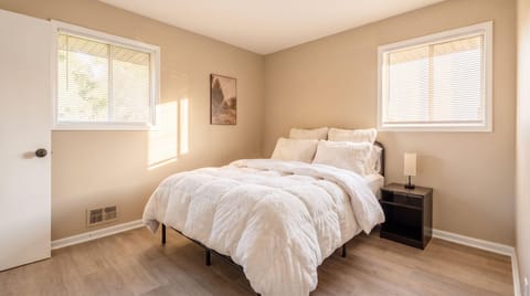 Newly Updated Rooms Near Airport & Downtown | Fast Wi-Fi • Move-In Ready! (id. 38059)