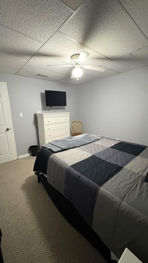 Private Cozy Basement Suite with 2 rooms, sleeps 4 (id. 34139)
