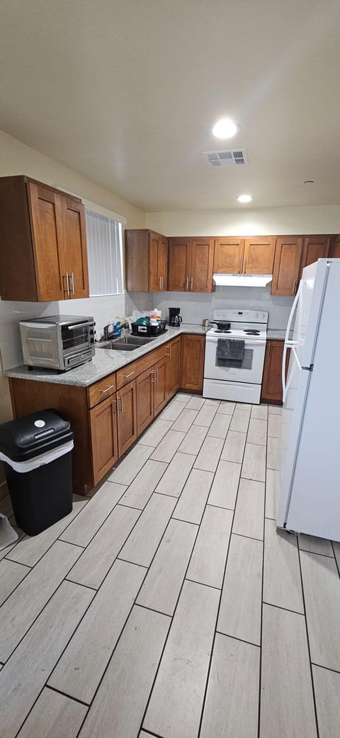 roommates in Undisclosed, Los Angeles, CA 90059 Live in South Los Angeles, a 2 minute walk to transit stop Imperial / Wadsworth (id. 38945) - cirtru.com