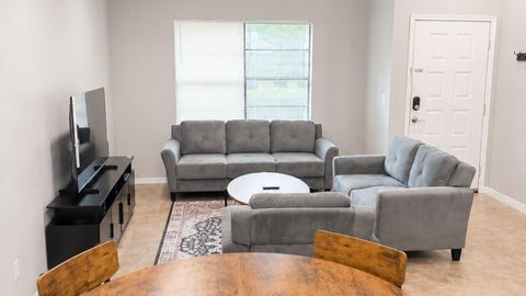 SW Gainesville Location quick excess to UF, Shands, Butler Plaza, Shopping, Dining, & Major Roadways (id. 22404)