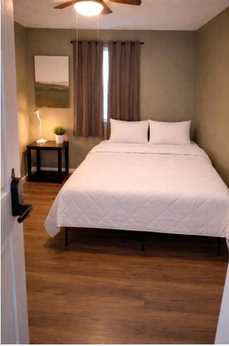 Furnished Private Rooms in Houston | Utilities & Wi-Fi Included | Shopping Nearby | Easy Access to Hobby Airport & Loop 610 (id. 1088)