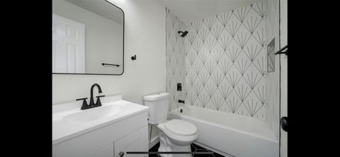 Newly-renovated & modern Austin House with Workspace (id. 12977)