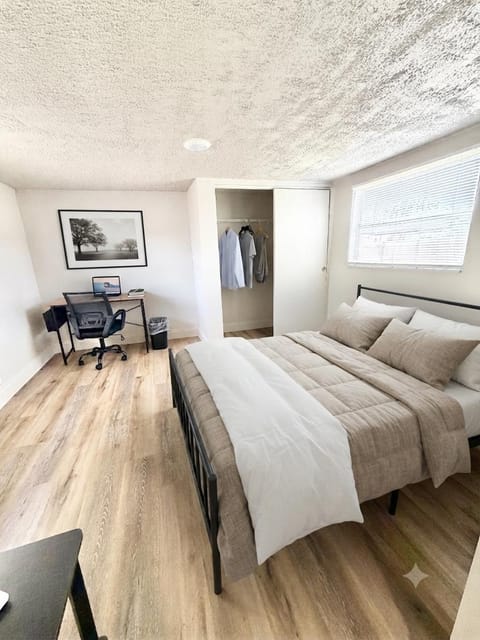 Central St. Pete Living minutes from  downtown and beaches ! Work Desk  and Closets in Rooms! (id. 37305)