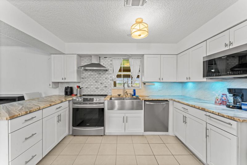 roommates in Undisclosed, Orange Park, FL 32073 Newly remodeled Orange Park house with front and back porches. (id. 7550) - cirtru.com