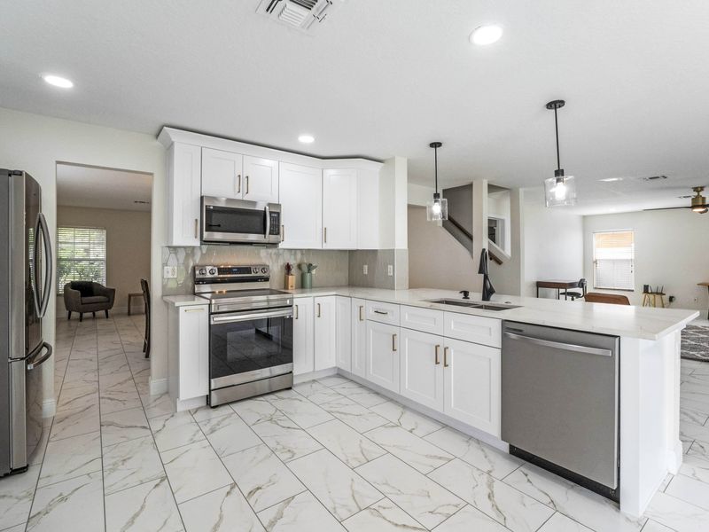 roommates in Undisclosed, Orlando, FL 32828 Enjoy the vibrant Avalon Park/Waterford Lakes lifestyle just minutes away.
Modern, spacious and newly renovated home, outdoor space, and Community Pool. (id. 5013) - cirtru.com
