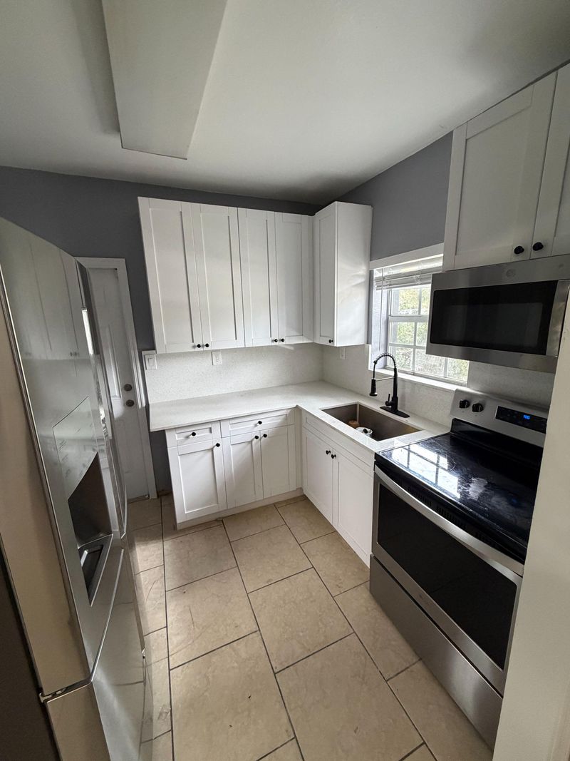 roommates in Undisclosed, Miami, FL 33150 No Move-in Fee! All Utilities Included! Free Fast Wi-Fi Smart Lock Rooms, a 11 minute walk to transit stop NW 7 Av & NW 67 St (id. 31306) - cirtru.com