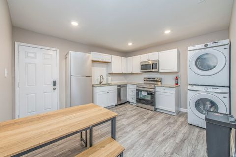 roommates in Undisclosed, Fort Worth, TX 76164 Enjoy this beautifully updated home with a cozy dining area and private en suite bathrooms. Linens included. (id. 5686) - cirtru.com
