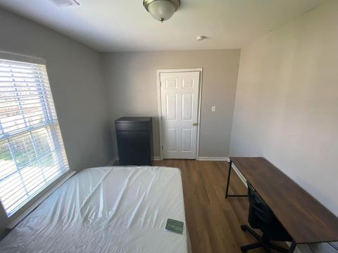 Large, Spacious Rooms with Work Desks  Convenient Access to Airport and I77 Near South End (id. 12801)