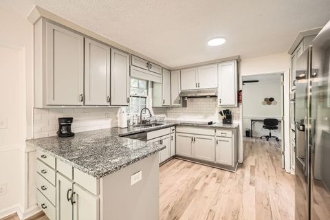 Top-Tier Home w/ a Responsive Host  Clean, High Quality, Drama Free, Safe Community with Smart TV and Private Workspace in Every Room (id. 11889)