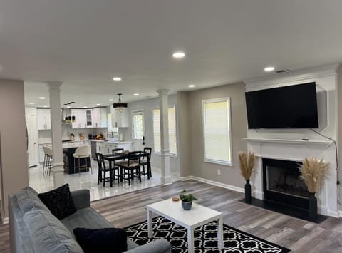 Luxury Room near Airport.  Includes Large and beautiful kitchen, Lockable bedroom doors, Laundry & Wi-fi! (id. 38101)